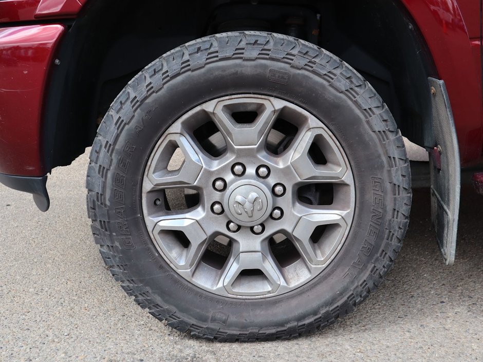 2018 Ram 3500 LIMITED IN RED PEARL EQUIPPED WITH A 6.7L CUMMINS TURBO DIESEL I6 , 4X4 , 6SPD AUTO , RUNNING BOARDS , 5TH WHEEL & GOOSENECK TOW-4