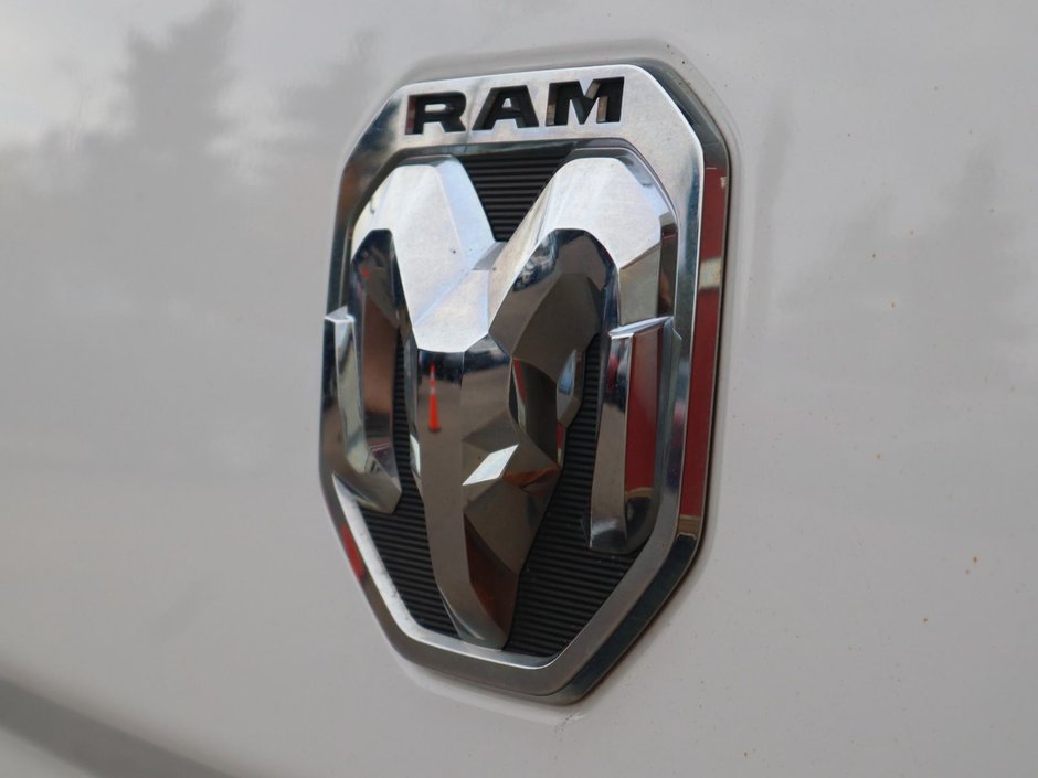 2019 Ram 3500 LARAMIE IN BRIGHT WHITE EQUIPPED WITH A 6.7L HO CUMMINS TURBO DIESEL I6 , 4X4 , 6SPD AISIN HD AUTO , LARAMIE LVL 2 , SPORT APPEA-14