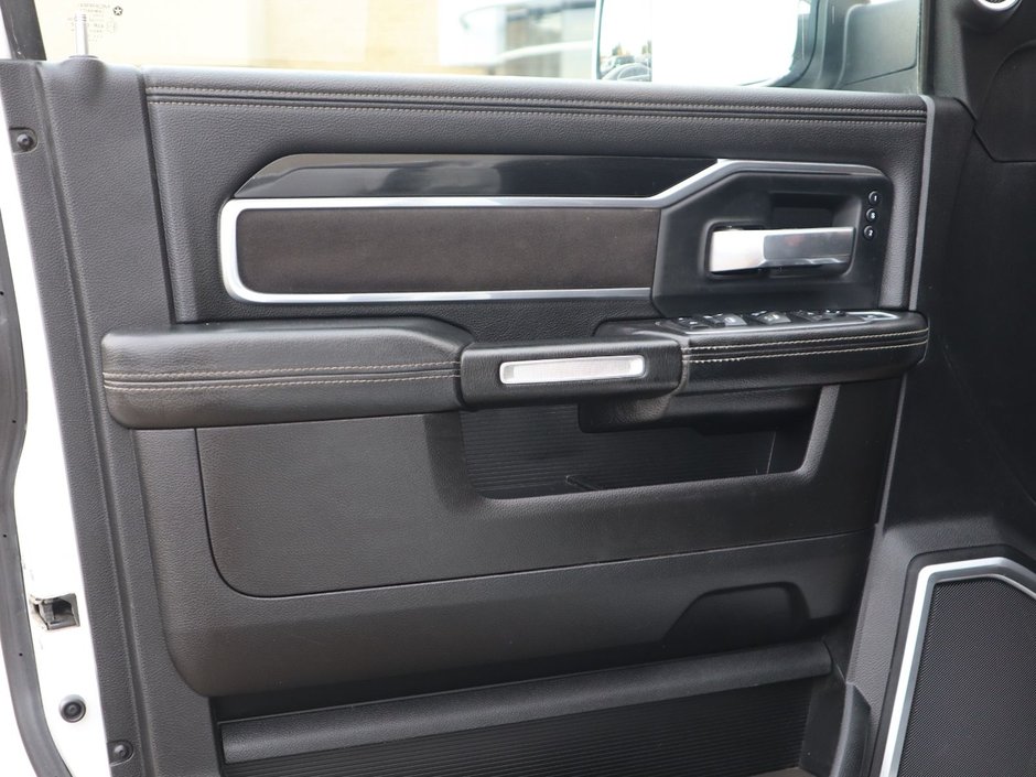 2019 Ram 3500 LARAMIE IN BRIGHT WHITE EQUIPPED WITH A 6.7L HO CUMMINS TURBO DIESEL I6 , 4X4 , 6SPD AISIN HD AUTO , LARAMIE LVL 2 , SPORT APPEA-18