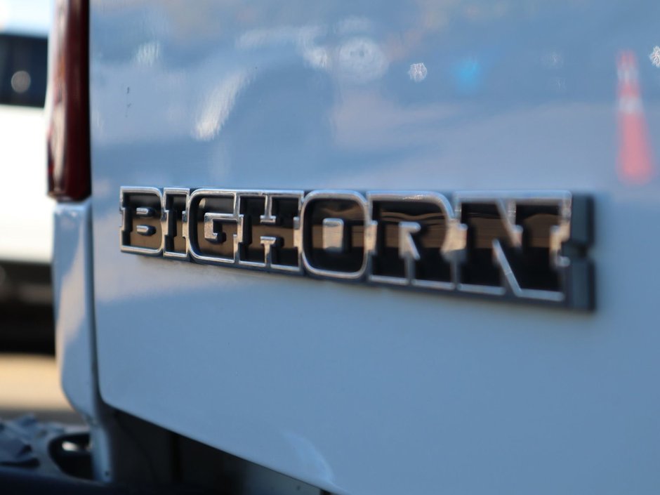 2020 Ram 3500 BIG HORN IN BRIGHT WHITE EQUIPPED WITH A 6.4L HEMI V8 , 4X4 , 8SPD AUTO , 18INCH RIMS , PROTECTION GROUP , PWR DRIVER SEAT , BAC-15