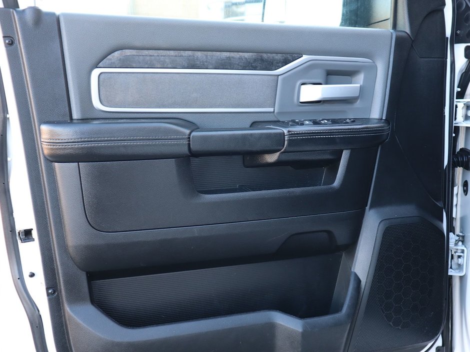 2020 Ram 3500 BIG HORN IN BRIGHT WHITE EQUIPPED WITH A 6.4L HEMI V8 , 4X4 , 8SPD AUTO , 18INCH RIMS , PROTECTION GROUP , PWR DRIVER SEAT , BAC-18