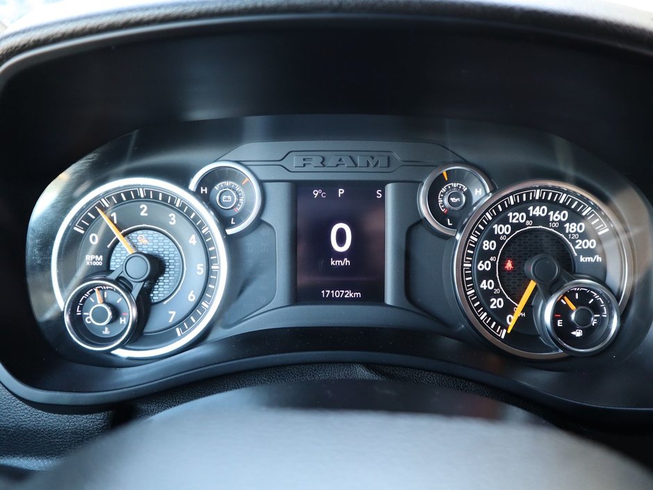 2020 Ram 3500 BIG HORN IN BRIGHT WHITE EQUIPPED WITH A 6.4L HEMI V8 , 4X4 , 8SPD AUTO , 18INCH RIMS , PROTECTION GROUP , PWR DRIVER SEAT , BAC-26