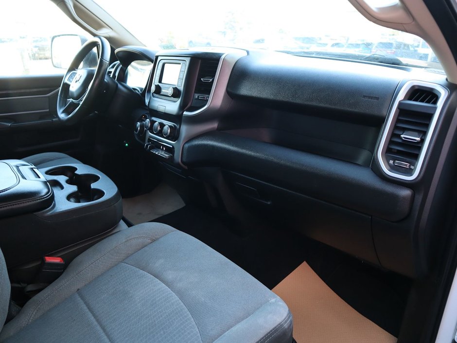 2020 Ram 3500 BIG HORN IN BRIGHT WHITE EQUIPPED WITH A 6.4L HEMI V8 , 4X4 , 8SPD AUTO , 18INCH RIMS , PROTECTION GROUP , PWR DRIVER SEAT , BAC-21