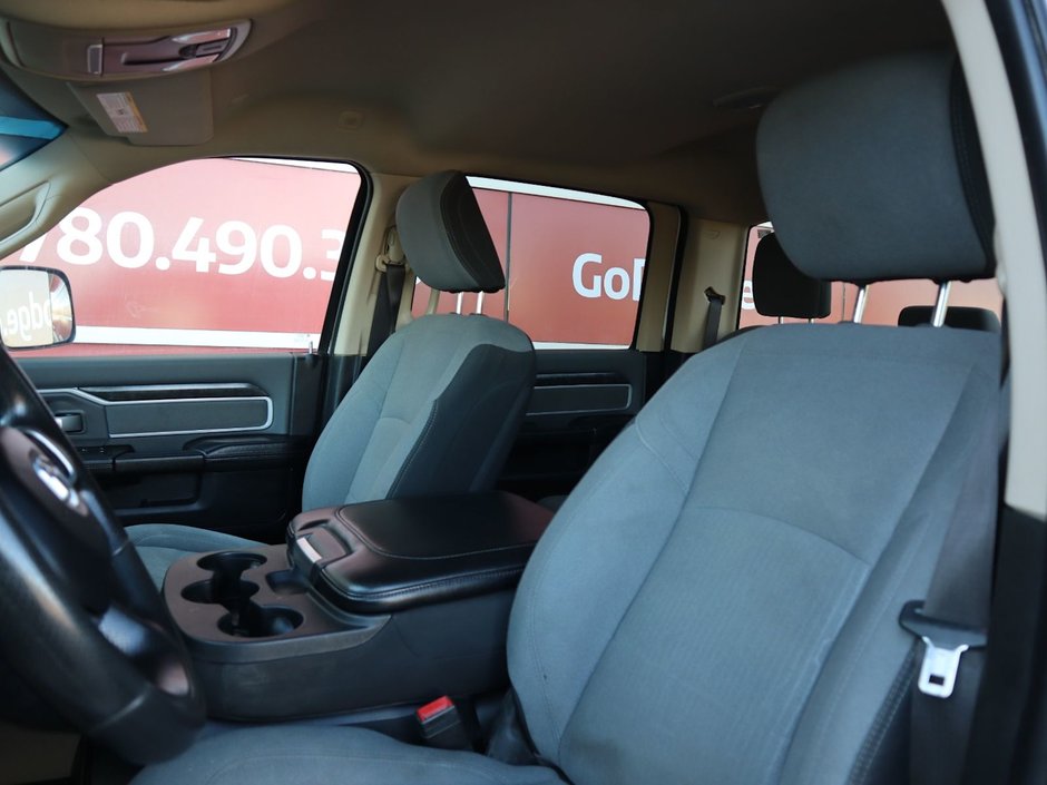 2020 Ram 3500 BIG HORN IN BRIGHT WHITE EQUIPPED WITH A 6.4L HEMI V8 , 4X4 , 8SPD AUTO , 18INCH RIMS , PROTECTION GROUP , PWR DRIVER SEAT , BAC-19