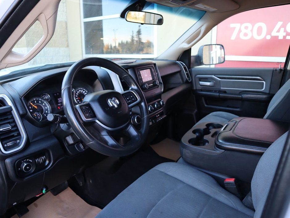 2020 Ram 3500 BIG HORN IN BRIGHT WHITE EQUIPPED WITH A 6.4L HEMI V8 , 4X4 , 8SPD AUTO , 18INCH RIMS , PROTECTION GROUP , PWR DRIVER SEAT , BAC-17