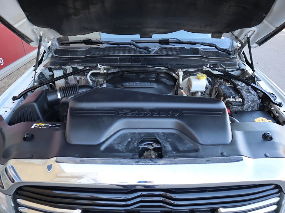 2020 Ram 3500 BIG HORN IN BRIGHT WHITE EQUIPPED WITH A 6.4L HEMI V8 , 4X4 , 8SPD AUTO , 18INCH RIMS , PROTECTION GROUP , PWR DRIVER SEAT , BAC-28