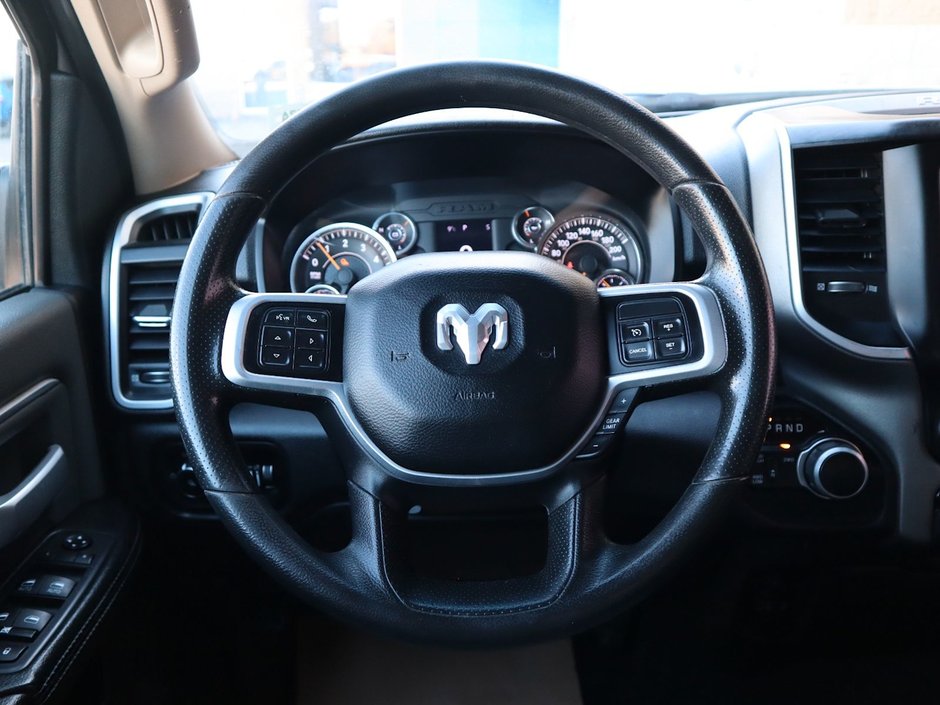 2020 Ram 3500 BIG HORN IN BRIGHT WHITE EQUIPPED WITH A 6.4L HEMI V8 , 4X4 , 8SPD AUTO , 18INCH RIMS , PROTECTION GROUP , PWR DRIVER SEAT , BAC-25