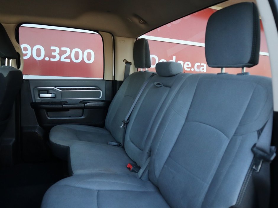 2020 Ram 3500 BIG HORN IN BRIGHT WHITE EQUIPPED WITH A 6.4L HEMI V8 , 4X4 , 8SPD AUTO , 18INCH RIMS , PROTECTION GROUP , PWR DRIVER SEAT , BAC-20