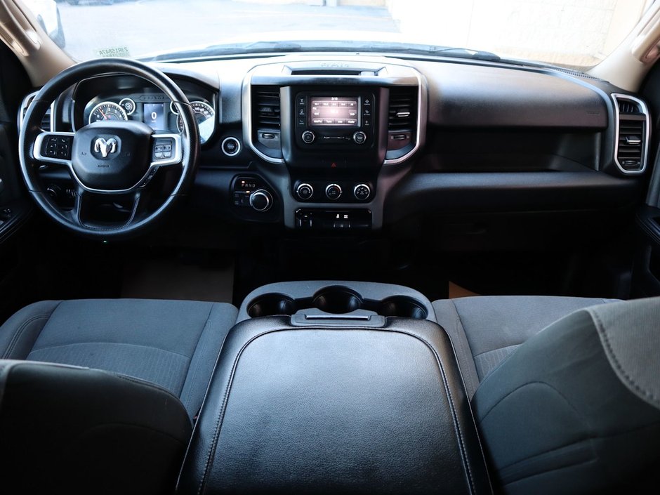 2020 Ram 3500 BIG HORN IN BRIGHT WHITE EQUIPPED WITH A 6.4L HEMI V8 , 4X4 , 8SPD AUTO , 18INCH RIMS , PROTECTION GROUP , PWR DRIVER SEAT , BAC-23