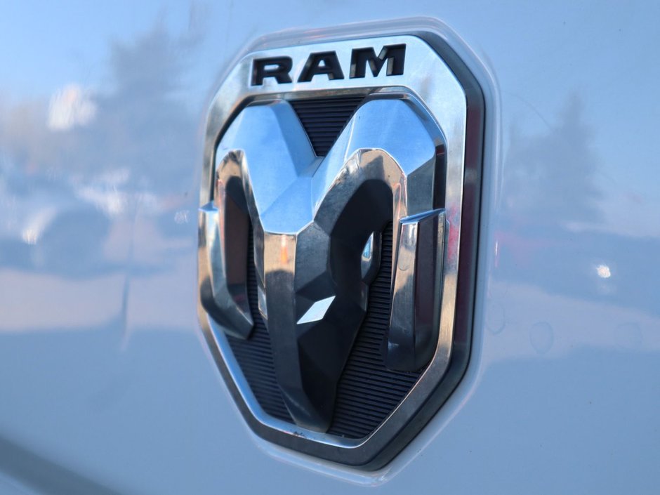 2020 Ram 3500 BIG HORN IN BRIGHT WHITE EQUIPPED WITH A 6.4L HEMI V8 , 4X4 , 8SPD AUTO , 18INCH RIMS , PROTECTION GROUP , PWR DRIVER SEAT , BAC-14