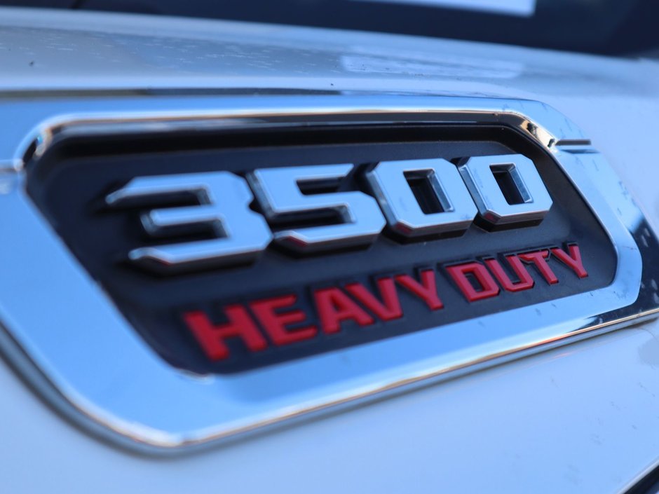 2020 Ram 3500 BIG HORN IN BRIGHT WHITE EQUIPPED WITH A 6.4L HEMI V8 , 4X4 , 8SPD AUTO , 18INCH RIMS , PROTECTION GROUP , PWR DRIVER SEAT , BAC-11