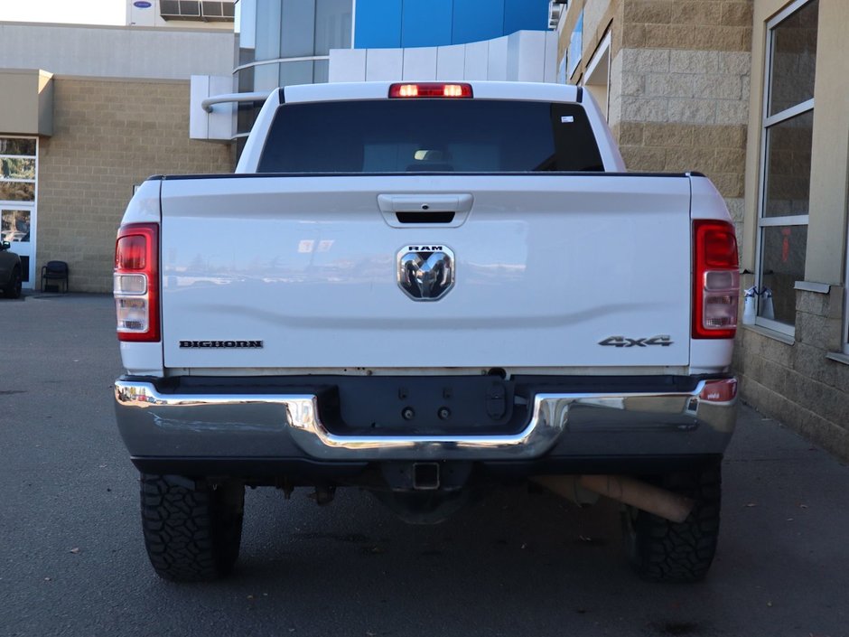 2020 Ram 3500 BIG HORN IN BRIGHT WHITE EQUIPPED WITH A 6.4L HEMI V8 , 4X4 , 8SPD AUTO , 18INCH RIMS , PROTECTION GROUP , PWR DRIVER SEAT , BAC-8