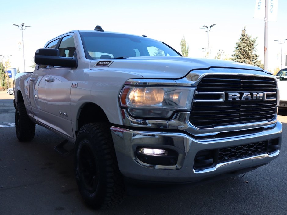 2020 Ram 3500 BIG HORN IN BRIGHT WHITE EQUIPPED WITH A 6.4L HEMI V8 , 4X4 , 8SPD AUTO , 18INCH RIMS , PROTECTION GROUP , PWR DRIVER SEAT , BAC-10