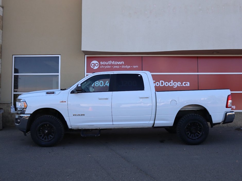 2020 Ram 3500 BIG HORN IN BRIGHT WHITE EQUIPPED WITH A 6.4L HEMI V8 , 4X4 , 8SPD AUTO , 18INCH RIMS , PROTECTION GROUP , PWR DRIVER SEAT , BAC-6