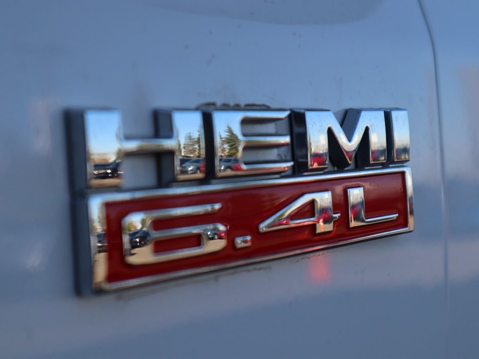 2020 Ram 3500 BIG HORN IN BRIGHT WHITE EQUIPPED WITH A 6.4L HEMI V8 , 4X4 , 8SPD AUTO , 18INCH RIMS , PROTECTION GROUP , PWR DRIVER SEAT , BAC-12