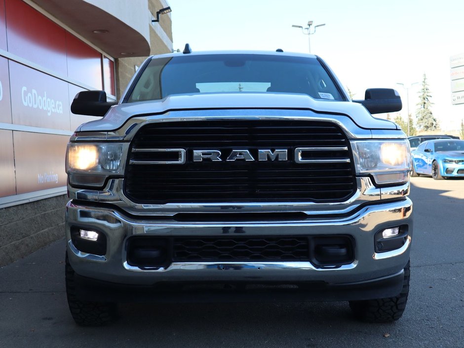 2020 Ram 3500 BIG HORN IN BRIGHT WHITE EQUIPPED WITH A 6.4L HEMI V8 , 4X4 , 8SPD AUTO , 18INCH RIMS , PROTECTION GROUP , PWR DRIVER SEAT , BAC-1