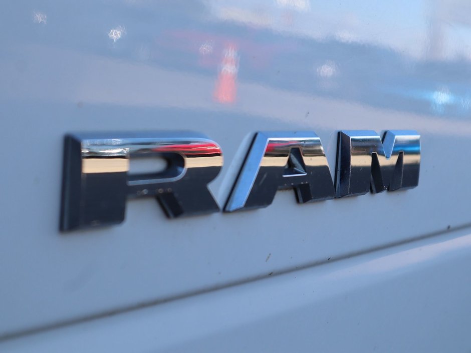 2020 Ram 3500 BIG HORN IN BRIGHT WHITE EQUIPPED WITH A 6.4L HEMI V8 , 4X4 , 8SPD AUTO , 18INCH RIMS , PROTECTION GROUP , PWR DRIVER SEAT , BAC-13