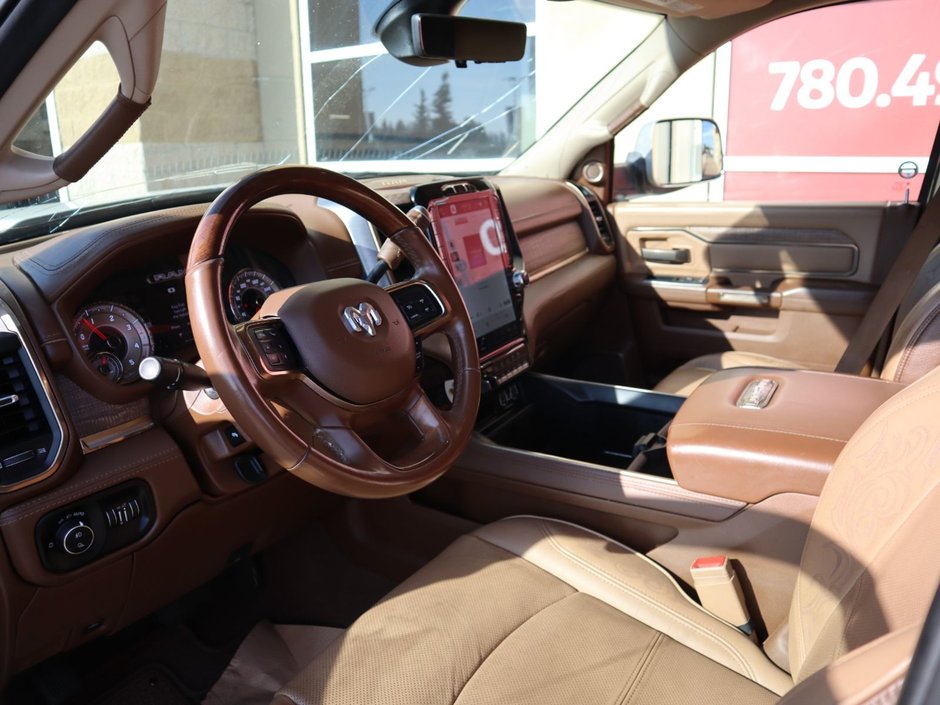 2022 Ram 3500 LONGHORN IN PEARL WHITE EQUIPPED WITH A 6.7L CUMMINS TURBO DIESEL , 4X4 , 6SPD AISIN HD AUTO , ADAPTIVE STEERING , REAR AUTO LVL-18