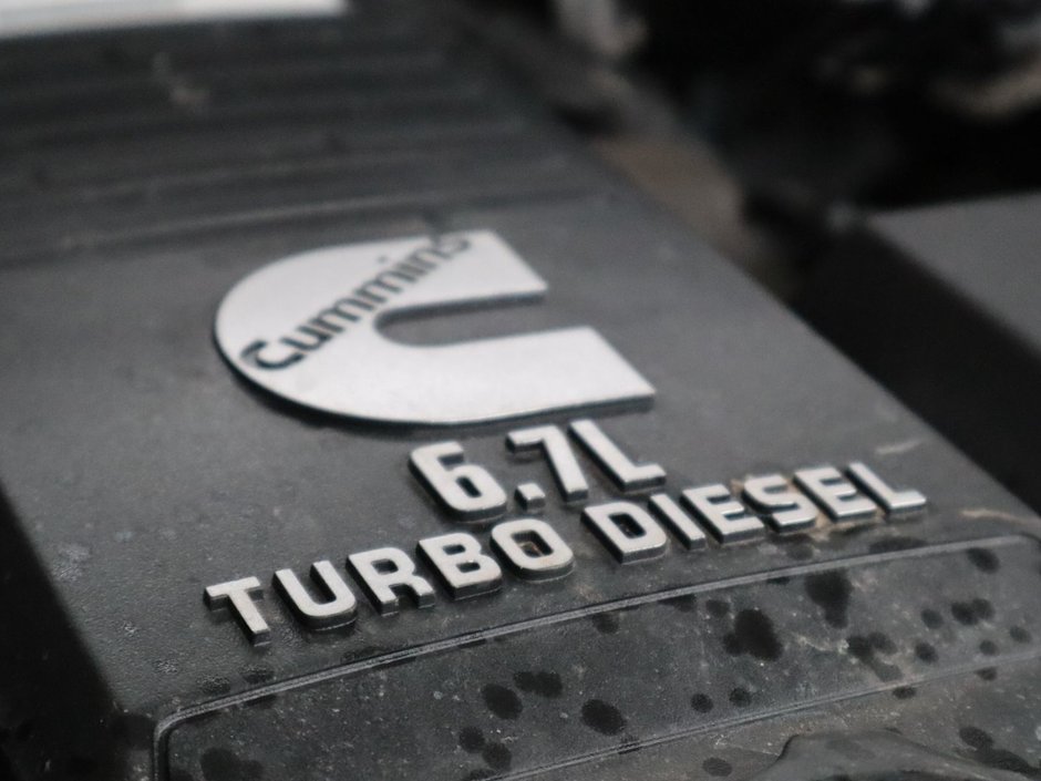 2023 Ram 3500 LARAMIE IN BRIGHT WHITE EQUIPPED WITH A 6.7L CUMMINS TURBO DIESEL I6 , 4X4 , 6SPD AUTO , REAR AUTO LVL AIR SUSPENSION , LARAMIE-33