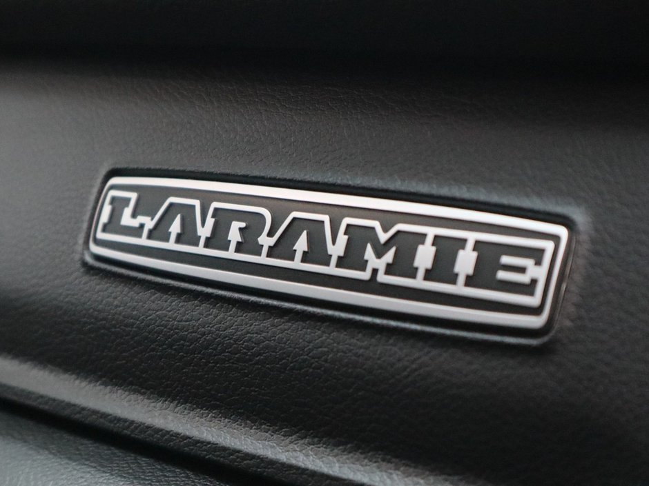 2023 Ram 3500 LARAMIE IN BRIGHT WHITE EQUIPPED WITH A 6.7L CUMMINS TURBO DIESEL I6 , 4X4 , 6SPD AUTO , REAR AUTO LVL AIR SUSPENSION , LARAMIE-25