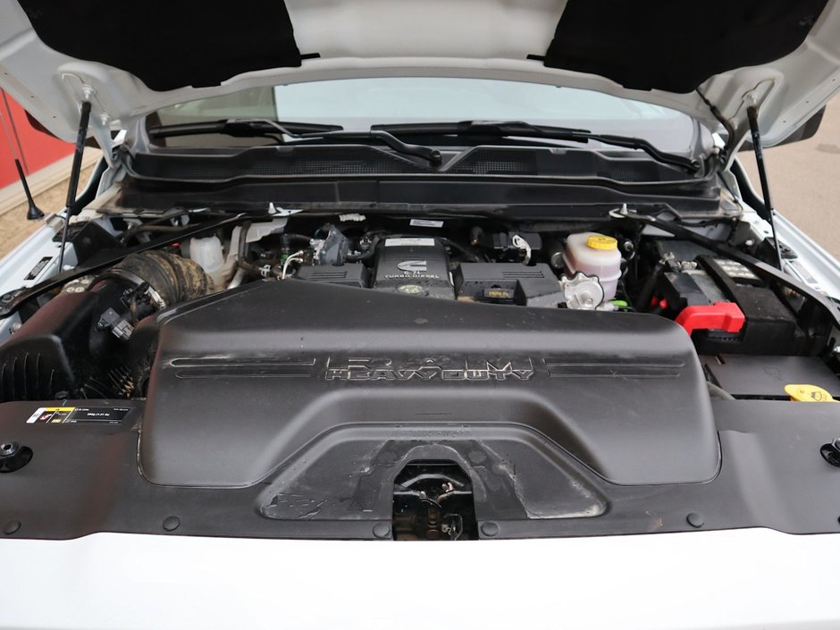 2023 Ram 3500 LARAMIE IN BRIGHT WHITE EQUIPPED WITH A 6.7L CUMMINS TURBO DIESEL I6 , 4X4 , 6SPD AUTO , REAR AUTO LVL AIR SUSPENSION , LARAMIE-32