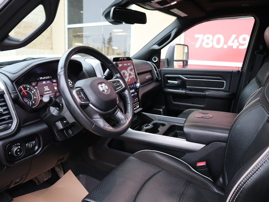 2023 Ram 3500 LARAMIE IN BRIGHT WHITE EQUIPPED WITH A 6.7L CUMMINS TURBO DIESEL I6 , 4X4 , 6SPD AUTO , REAR AUTO LVL AIR SUSPENSION , LARAMIE-17