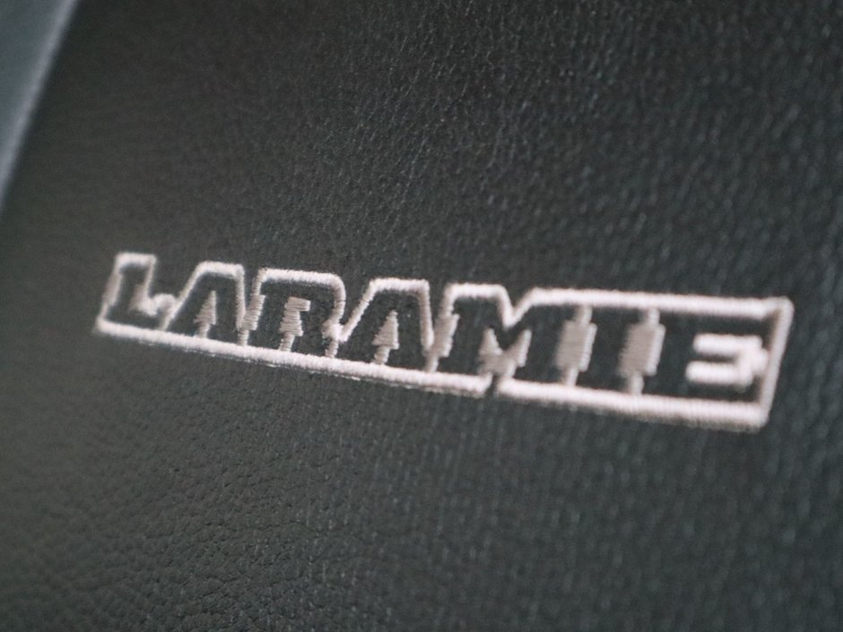 2023 Ram 3500 LARAMIE IN BRIGHT WHITE EQUIPPED WITH A 6.7L CUMMINS TURBO DIESEL I6 , 4X4 , 6SPD AUTO , REAR AUTO LVL AIR SUSPENSION , LARAMIE-21