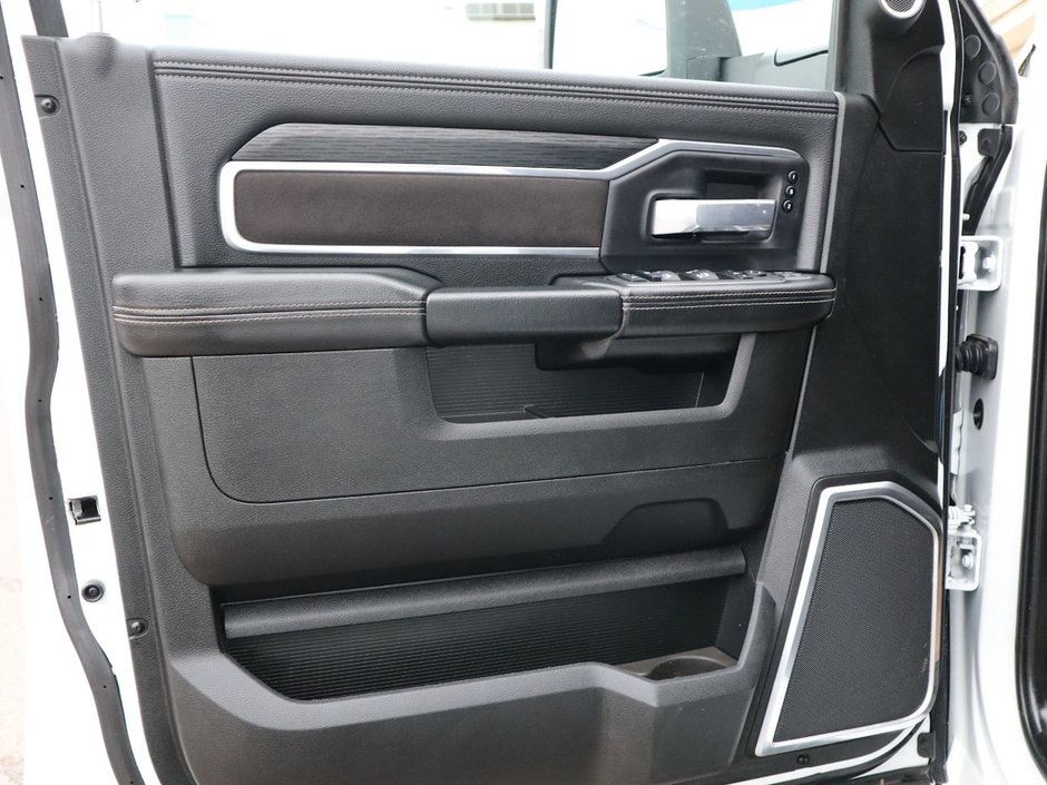 2023 Ram 3500 LARAMIE IN BRIGHT WHITE EQUIPPED WITH A 6.7L CUMMINS TURBO DIESEL I6 , 4X4 , 6SPD AUTO , REAR AUTO LVL AIR SUSPENSION , LARAMIE-18