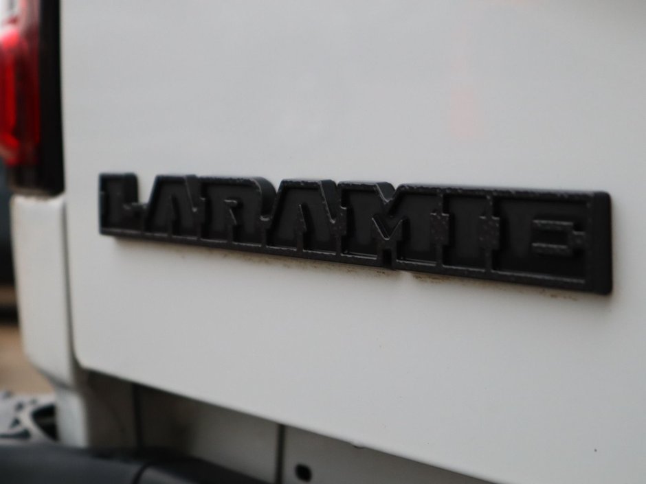 2023 Ram 3500 LARAMIE IN BRIGHT WHITE EQUIPPED WITH A 6.7L CUMMINS TURBO DIESEL I6 , 4X4 , 6SPD AUTO , REAR AUTO LVL AIR SUSPENSION , LARAMIE-16