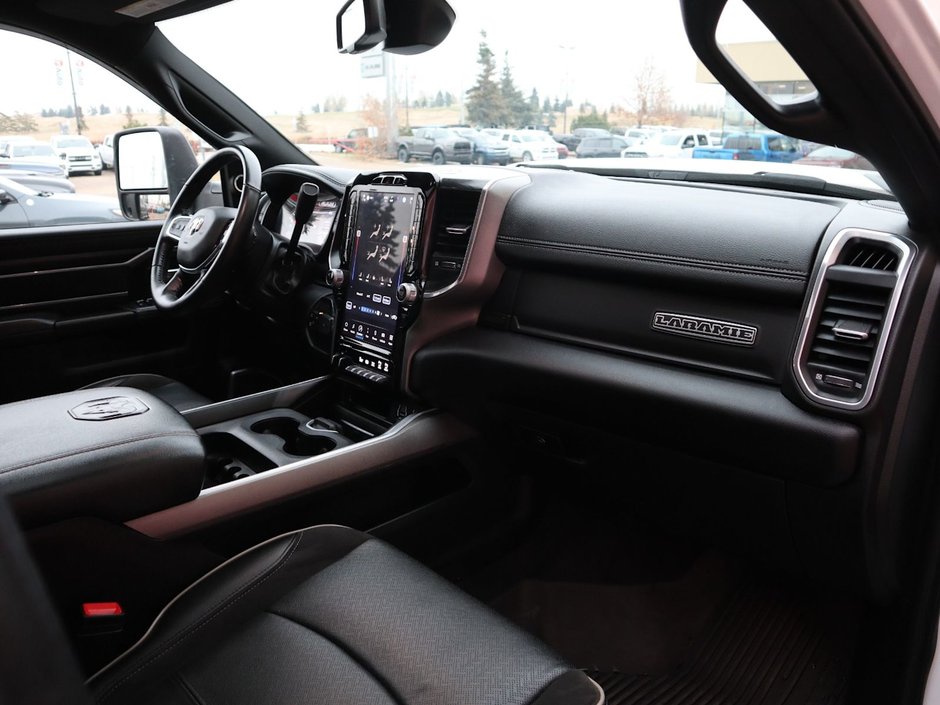 2023 Ram 3500 LARAMIE IN BRIGHT WHITE EQUIPPED WITH A 6.7L CUMMINS TURBO DIESEL I6 , 4X4 , 6SPD AUTO , REAR AUTO LVL AIR SUSPENSION , LARAMIE-24