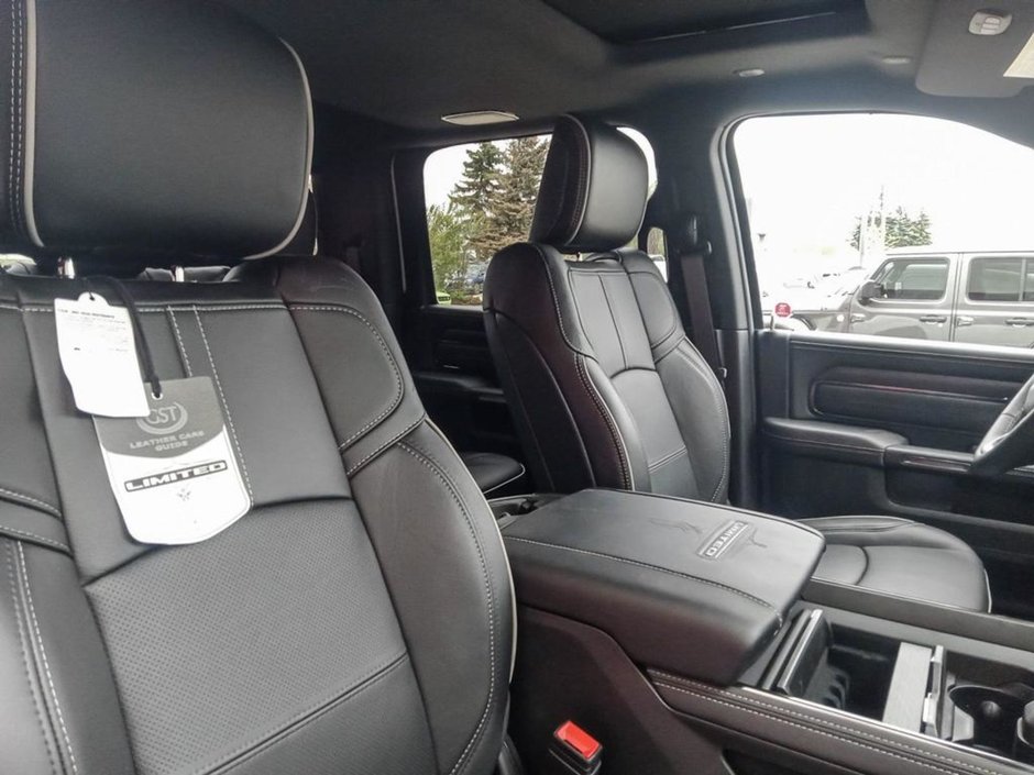 2024 Ram 3500 LIMITED NIGHT EDITION IN BRIGHT WHITE EQUIPPED WITH A 6.7L CUMMINS TURBO DIESEL I6 , 4X4 , 6SPD AUTO , SUNROOF , LIMITED LVL 1 ,-21