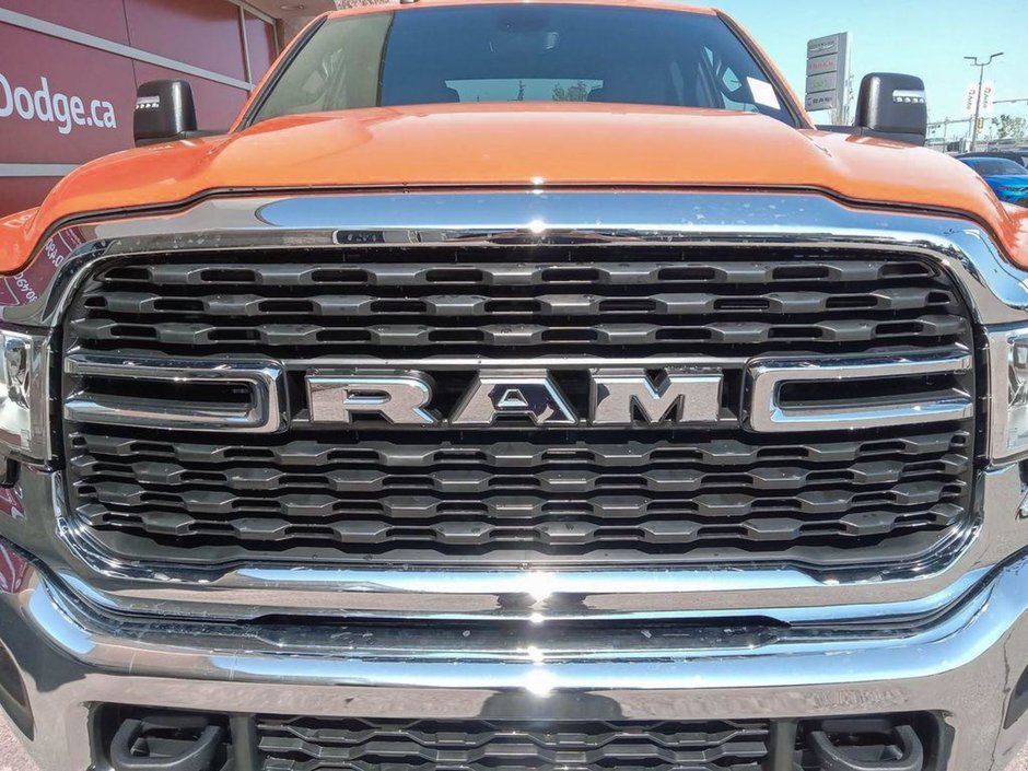 2024 Ram 3500 BIG HORN IN OMAHA ORANGE EQUIPPED WITH A 6.7L CUMMINS HO TURBO DIESEL I6 , 4X4 , 6SPD AISIN HD AUTO , 12INCH W/NAV , ALPINE AUDI-8
