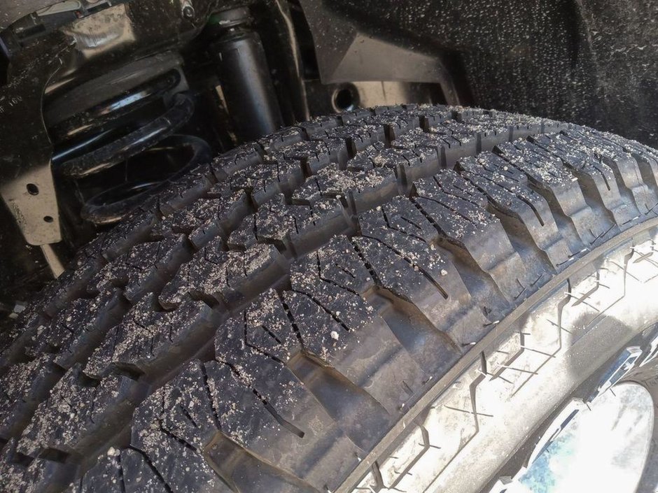 2024 Ram 3500 BIG HORN IN OMAHA ORANGE EQUIPPED WITH A 6.7L CUMMINS HO TURBO DIESEL I6 , 4X4 , 6SPD AISIN HD AUTO , 12INCH W/NAV , ALPINE AUDI-6