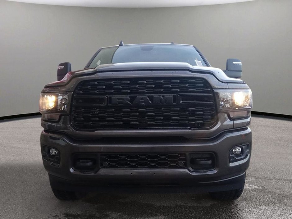 2024 Ram 3500 BIG HORN IN GRANITE METALLIC EQUIPPED WITH A 6.7L CUMMINS TURBO DIESEL , 4X4 , 6SPD AUTO , REAR AUTO LVL AIR SUSPENSION , ALPINE-1