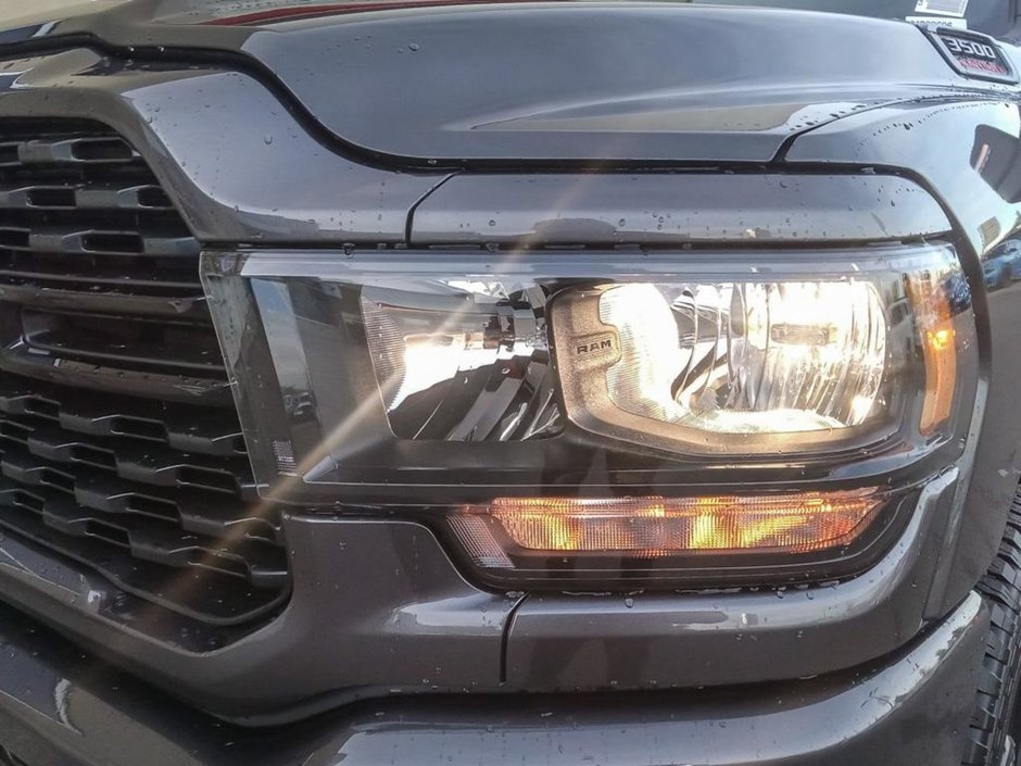 2024 Ram 3500 BIG HORN IN GRANITE METALLIC EQUIPPED WITH A 6.7L CUMMINS TURBO DIESEL , 4X4 , 6SPD AUTO , REAR AUTO LVL AIR SUSPENSION , ALPINE-7