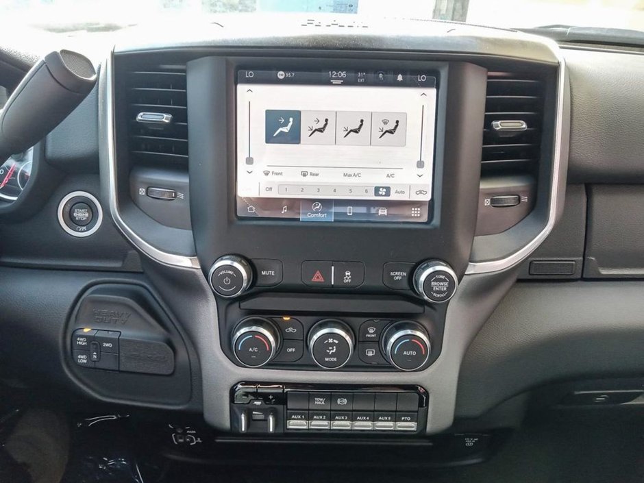 2024 Ram 5500 Chassis SLT IN BRIGHT WHITE EQUIPPED WITH A 6.7L CUMMINS TURBO DIESEL I6 , 4X4 , 6SPD AISIN HD AUTO , BACKUP ALARM , 8.4INCH TOUCHSCREEN-17