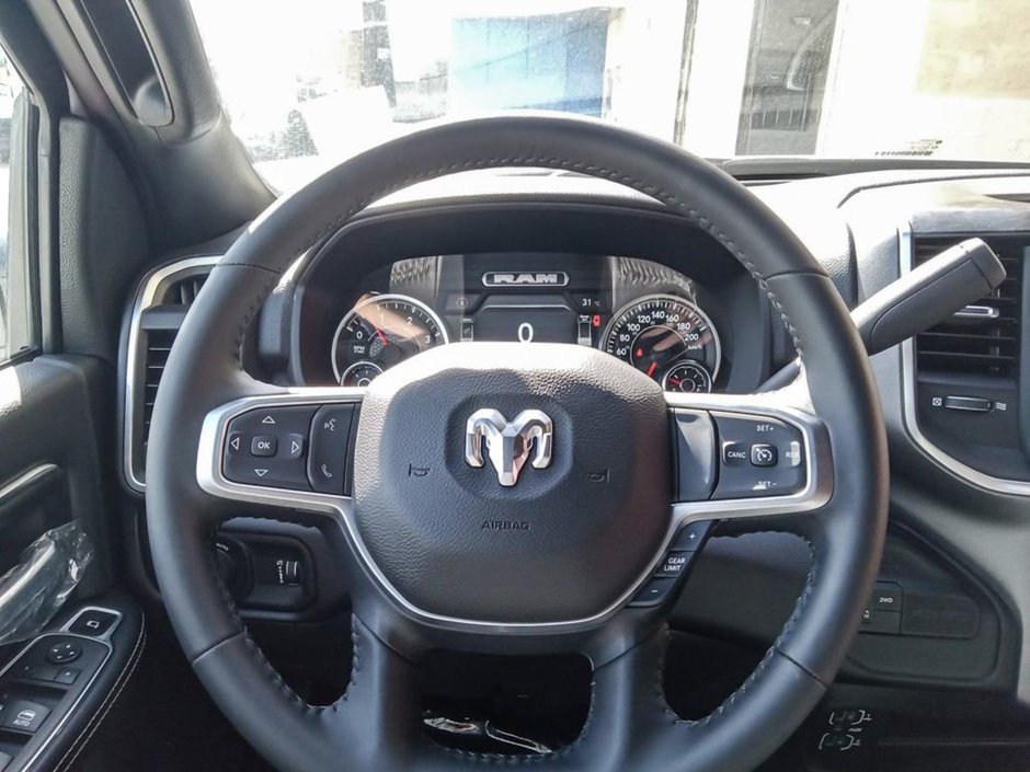 2024 Ram 5500 Chassis SLT IN BRIGHT WHITE EQUIPPED WITH A 6.7L CUMMINS TURBO DIESEL I6 , 4X4 , 6SPD AISIN HD AUTO , BACKUP ALARM , 8.4INCH TOUCHSCREEN-12