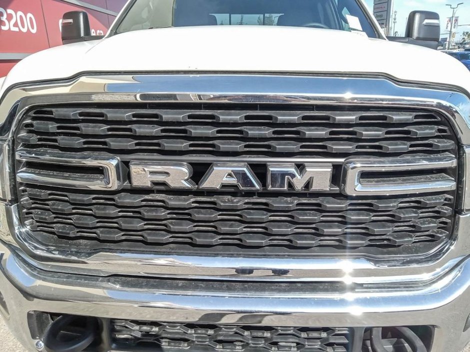 2024 Ram 5500 Chassis SLT IN BRIGHT WHITE EQUIPPED WITH A 6.7L CUMMINS TURBO DIESEL I6 , 4X4 , 6SPD AISIN HD AUTO , BACKUP ALARM , 8.4INCH TOUCHSCREEN-8