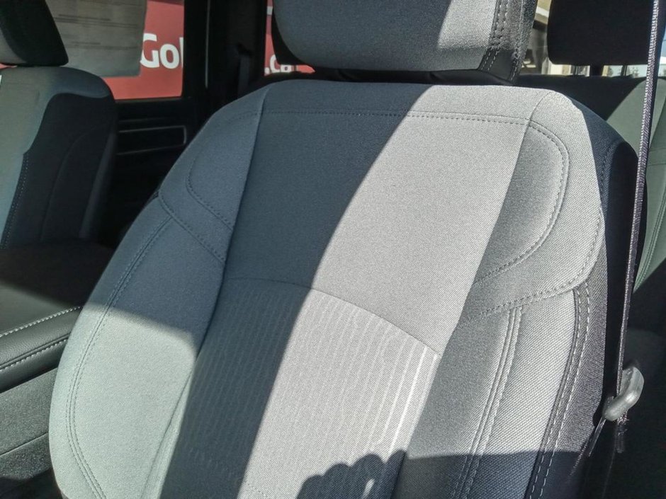 2024 Ram 5500 Chassis SLT IN BRIGHT WHITE EQUIPPED WITH A 6.7L CUMMINS TURBO DIESEL I6 , 4X4 , 6SPD AISIN HD AUTO , BACKUP ALARM , 8.4INCH TOUCHSCREEN-18