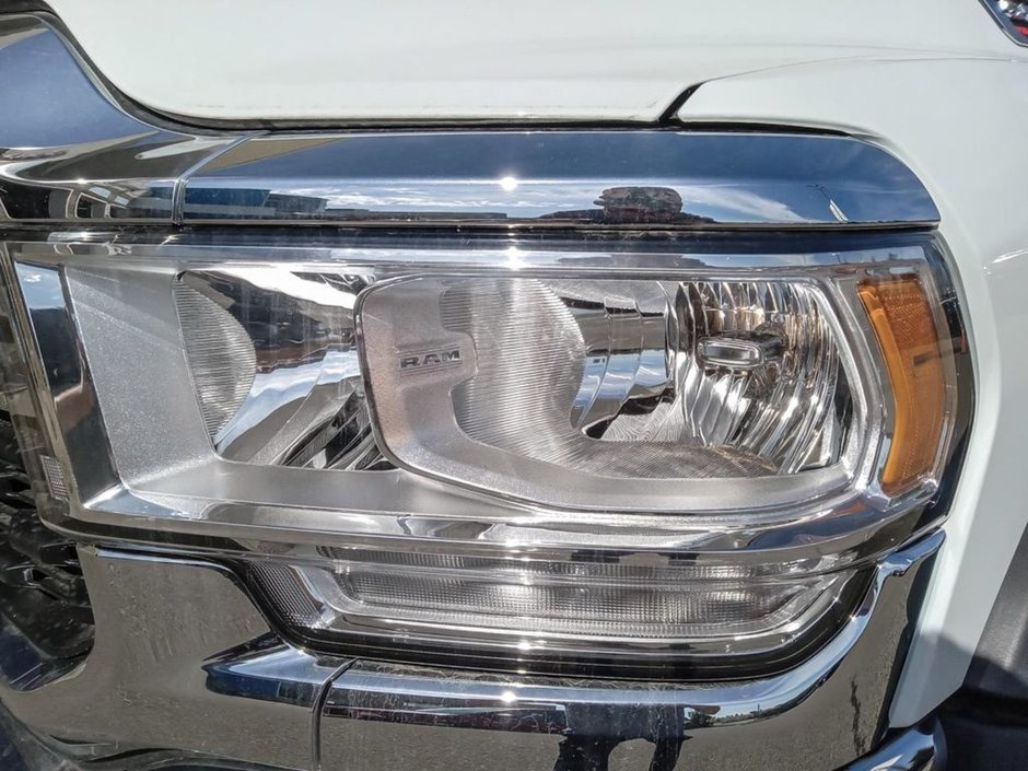 2024 Ram 5500 Chassis SLT IN BRIGHT WHITE EQUIPPED WITH A 6.7L CUMMINS TURBO DIESEL I6 , 4X4 , 6SPD AISIN HD AUTO , BACKUP ALARM , 8.4INCH TOUCHSCREEN-7