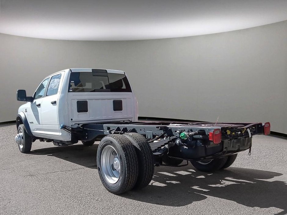 2024 Ram 5500 Chassis SLT IN BRIGHT WHITE EQUIPPED WITH A 6.7L CUMMINS TURBO DIESEL I6 , 4X4 , 6SPD AISIN HD AUTO , BACKUP ALARM , 8.4INCH TOUCHSCREEN-3