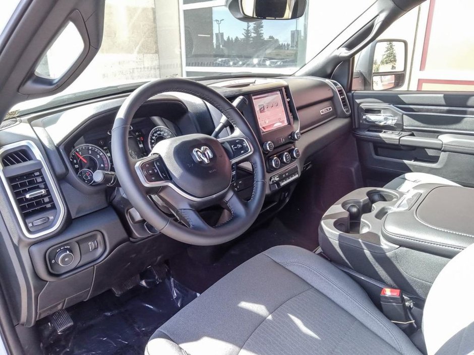 2024 Ram 5500 Chassis SLT IN BRIGHT WHITE EQUIPPED WITH A 6.7L CUMMINS TURBO DIESEL I6 , 4X4 , 6SPD AISIN HD AUTO , BACKUP ALARM , 8.4INCH TOUCHSCREEN-11