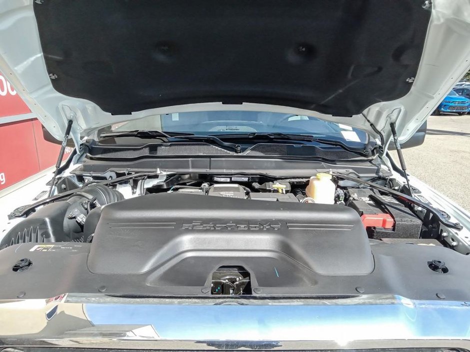 2024 Ram 5500 Chassis SLT IN BRIGHT WHITE EQUIPPED WITH A 6.7L CUMMINS TURBO DIESEL I6 , 4X4 , 6SPD AISIN HD AUTO , BACKUP ALARM , 8.4INCH TOUCHSCREEN-9