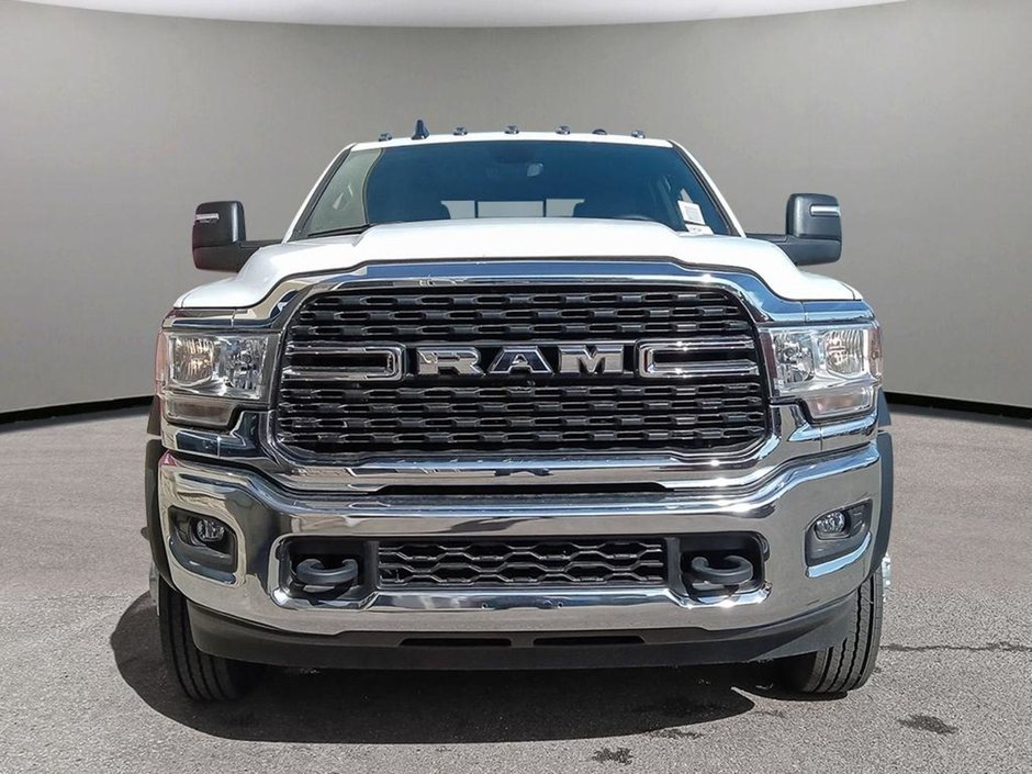 2024 Ram 5500 Chassis SLT IN BRIGHT WHITE EQUIPPED WITH A 6.7L CUMMINS TURBO DIESEL I6 , 4X4 , 6SPD AISIN HD AUTO , BACKUP ALARM , 8.4INCH TOUCHSCREEN-1