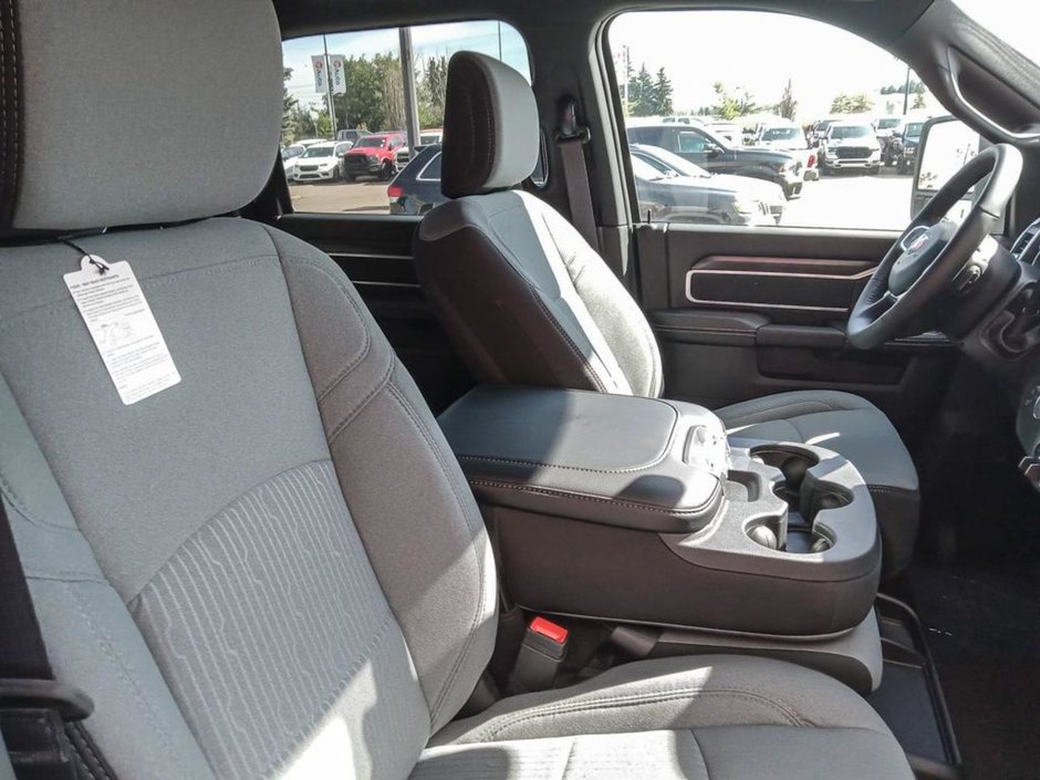 2024 Ram 5500 Chassis SLT IN BRIGHT WHITE EQUIPPED WITH A 6.7L CUMMINS TURBO DIESEL I6 , 4X4 , 6SPD AISIN HD AUTO , BACKUP ALARM , 8.4INCH TOUCHSCREEN-20