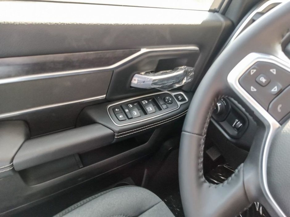 2024 Ram 5500 Chassis SLT IN BRIGHT WHITE EQUIPPED WITH A 6.7L CUMMINS TURBO DIESEL I6 , 4X4 , 6SPD AISIN HD AUTO , BACKUP ALARM , 8.4INCH TOUCHSCREEN-15