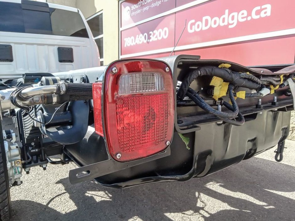 2024 Ram 5500 Chassis SLT IN BRIGHT WHITE EQUIPPED WITH A 6.7L CUMMINS TURBO DIESEL I6 , 4X4 , 6SPD AISIN HD AUTO , BACKUP ALARM , 8.4INCH TOUCHSCREEN-10