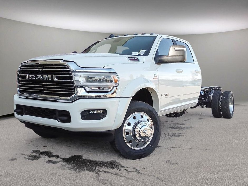 2024 Ram 5500 Chassis LARAMIE IN PEARL WHITE EQUIPPED WITH A 6.7L CUMMINS TURBO DIESEL I6 , 4X4 , 6SPD AISIN HD AUTO , 19INCH RIMS , LARAMIE LVL 1 , E-0