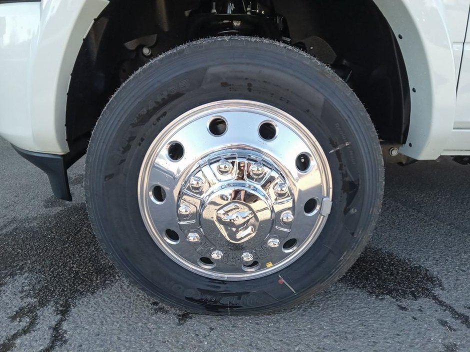 2024 Ram 5500 Chassis LARAMIE IN BRIGHT WHITE EQUIPPED WITH A 6.7L CUMMINS TURBO DIESEL I6 , 4X4 , 6SPD AISIN HD AUTO , LEATHER HEATED/VENTED SEATS ,-9