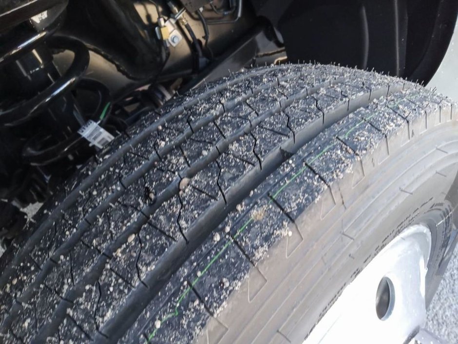 2024 Ram 5500 Chassis LARAMIE IN PEARL WHITE EQUIPPED WITH A 6.7L CUMMINS TURBO DIESEL , 4X4 , 6SPD AISIN HD AUTO , 19INCH RIMS , TANDEM TANKS, LARAMI-10